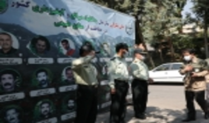  اهدای شاخه گل به حافظان انفال در هفته نیروی انتظامی