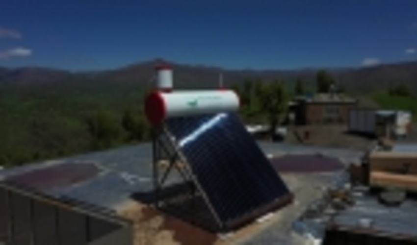 ۱۰ دستگاه آبگرمکن خورشیدی در یک روستای کامیاران نصب شد