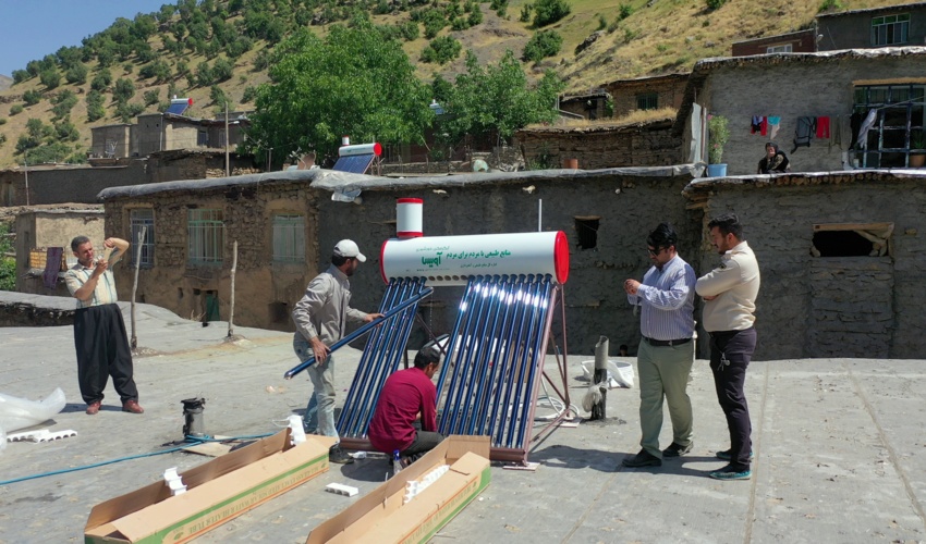 ۱۸۹ دستگاه آبگرمکن خورشیدی رایگان تحویل بهره‌برداران در کردستان شده است