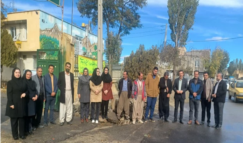 حضور حداکثری کارکنان اداره منابع طبیعی و آبخیزداری شهرستان دیواندره در راهپیمایی ۱۳ آبان