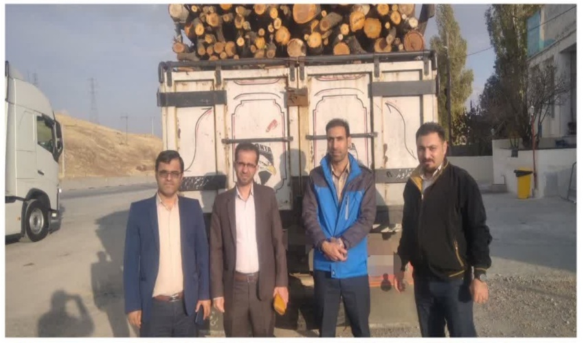 قروه/ تداوم گشت و بازرسی از خودروهای حامل مقطوعات چوبی در مسیرهای ارتباطی شهرستان