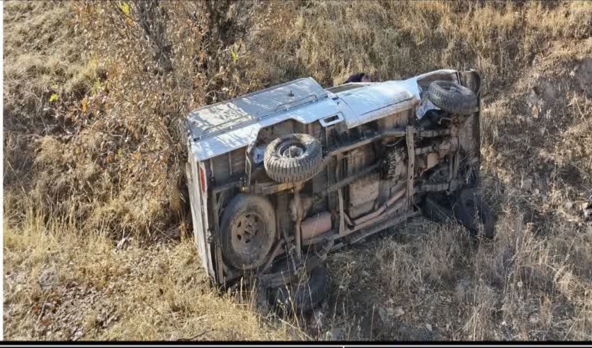 بانه/ واژگونی یک دستگاه خودرو متعلق به قاچاقچیان چوب درختان جنگلی