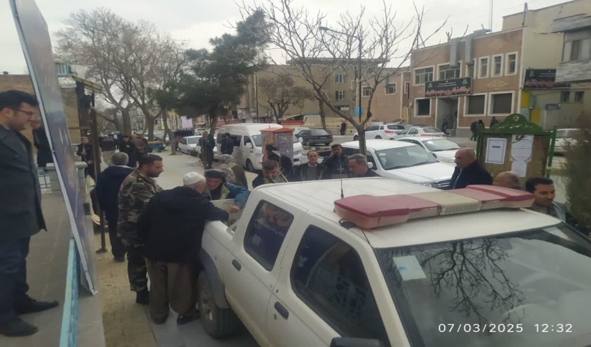 توزیع نهال  هم زمان با نماز جمعه در مسجد جامعه سنندج