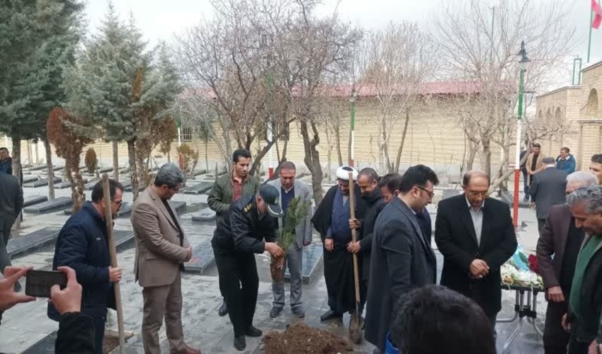 مراسم غرس نهال در گلزار شهدای بهشت محمدی سنندج