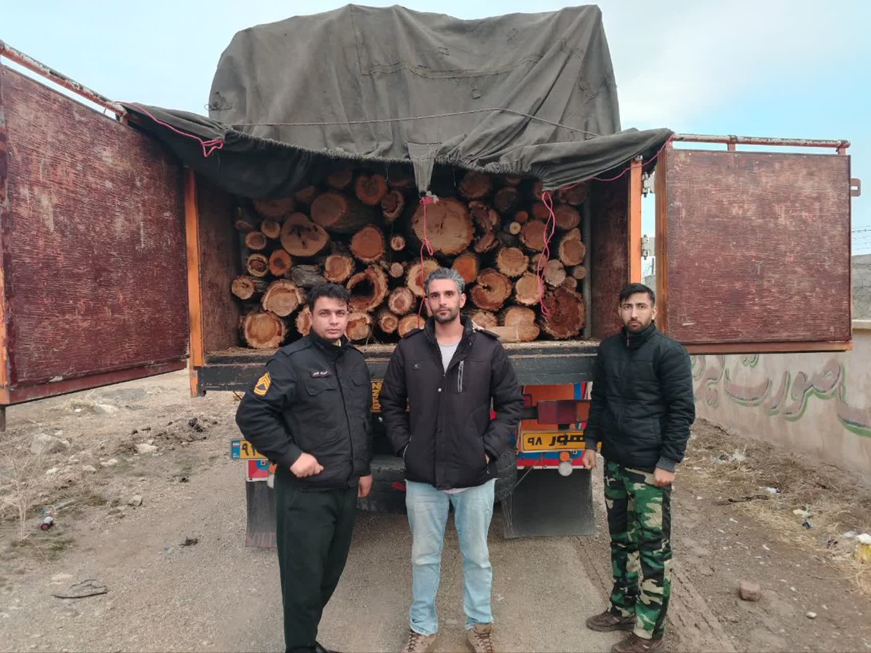 قروه/ گشت و بازرسی شبانه در راستای مبارزه با قاچاق در روز پنجم از طرح شماره ٣ 